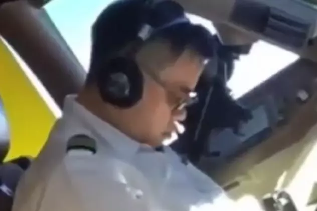 Un pilot a fost filmat dormind în timpul zborului