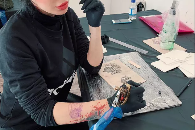 DJ Wanda a fost admisă la Academia de tatuaje din Marea Britanie