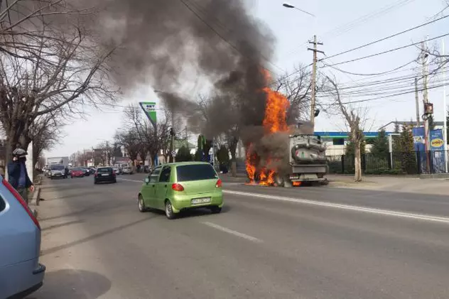 O mașină de la salubritate a luat foc în mijlocul orașului Ploiești