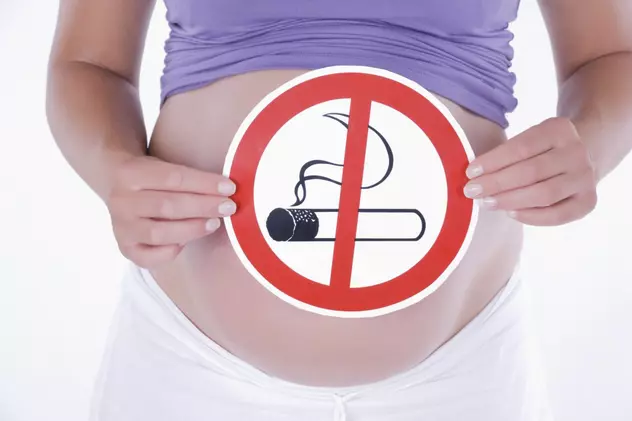 STUDIU | Fumatul în timpul sarcinii dublează riscul de apariție a Sindromului morții subite la sugari