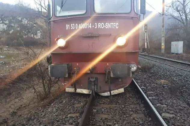 Locomotiva unui tren Regio a deraiat în judeţul Suceava. Traficul feroviar este blocat