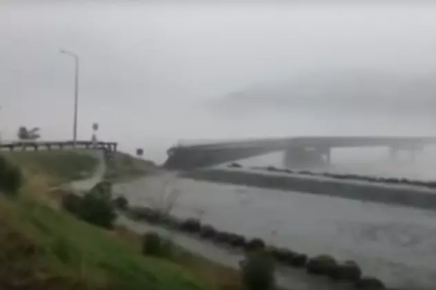 VIDEO | Imagini de coșmar în Noua Zeelandă. Momentul în care un pod este luat de ape în timpul unei furtuni, surprins de camerele de filmat