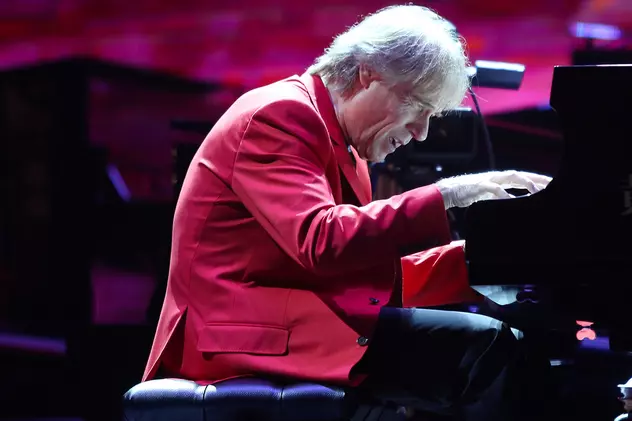 Pianistul Richard Clayderman pleacă în turneu acompaniat de pantonima lui Dan Puric