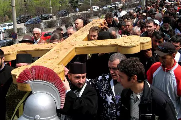 Peste 1.000 de participanţi la procesiunea religioasă „Drumul Crucii", la Hunedoara
