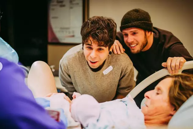 O femeie de 61 de ani și-a născut propria nepoată, fiica băiatului ei gay
