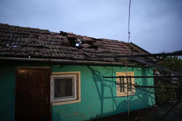 Reporterii Libertatea au surprins primele imagini cu casele distruse de tornada din Drajna! Cel puțin 14 gospodării afectate de fenomenul meteo extrem