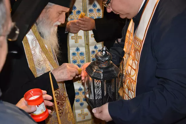 Lumina Sfântă, adusă pe Aeroportul Suceava şi preluată de preoți pentru a fi distribuită în mănăstiri și biserici din Suceava, Botoşani, Neamț şi Ucraina