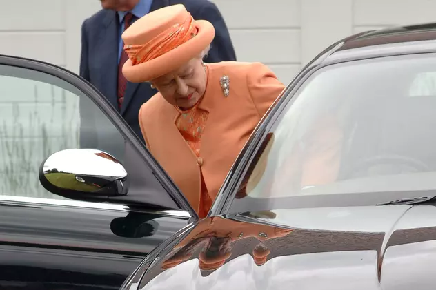 Regina Angliei renunță să mai conducă mașina pe drumurile publice. În curând va împlini 93 de ani