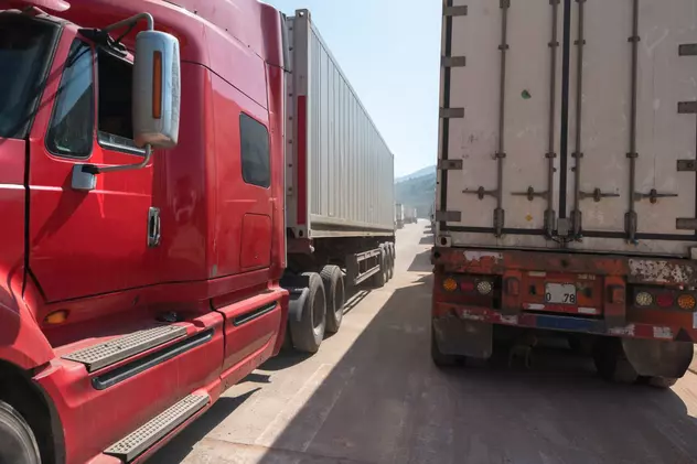Blocaj la ieșirea din România spre Ucraina, pe la Vama Siret: camioanele stau 16 ore la coadă. Cum e traficul în alte vămi