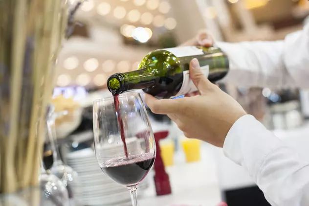 Un client a fost servit, din greșeală, cu o sticlă de vin în valoare de 5.000 de euro