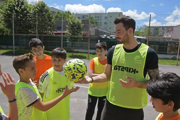 GALERIE FOTO / Roman Bürki, portar la Borussia Dortmund, a fost în România pentru a-i ajuta pe copiii români
