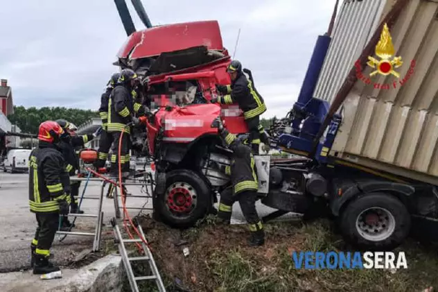 Un șofer român a picat cu camionul într-un șanț în Italia. Cei de la descarcerări s-au chinuit trei ore să-l scoată dintre fiare