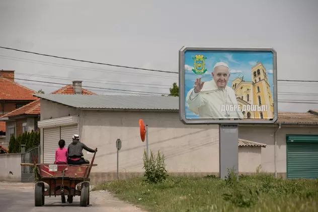 CORESPONDENȚĂ din Bulgaria | Papa vine în Urziceniul vecinilor! Ultimele pregătiri înainte de sosirea Suveranului Pontif la Rakovski, un orășel de doar 17.000 locuitori