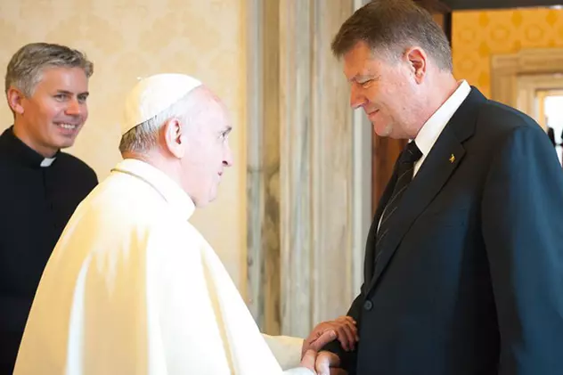 Klaus Iohannis, împreună cu soţia sa, Carmen, îl va primi vineri, 31 mai, pe Papa Francisc, la Palatul Cotroceni. Ce cadouri i-a pregătit şi care sunt momentele cheie ale vizitei Suveranului Pontif