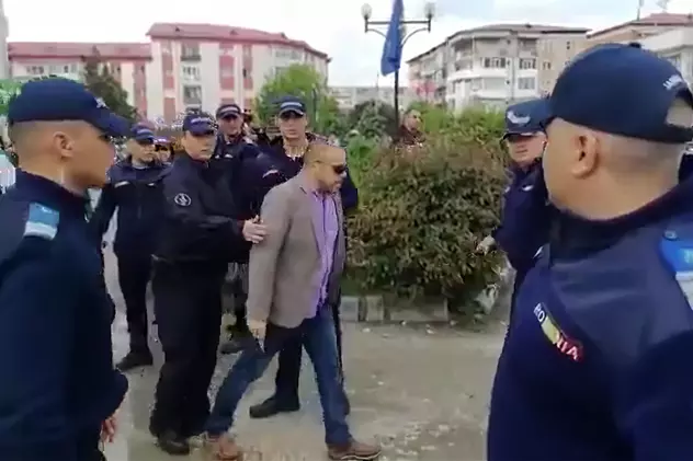 UPDATE: 10 protestatari, ridicați de jandarmi la Topoloveni, în timpul unei vizite a lui Liviu Dragnea. Explicațiile Jandarmeriei Argeș