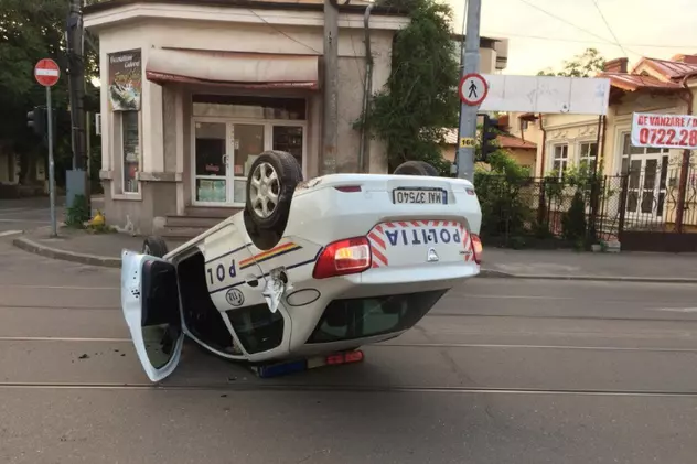 O mașină de poliție s-a răsturnat în centrul orașului Ploiești