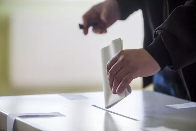 Prezenta la vot - urna de vot