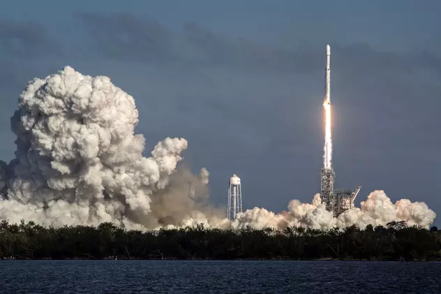 SpaceX trimite sateliți în spațiu pentru a crea o rețea de internet de mare viteză