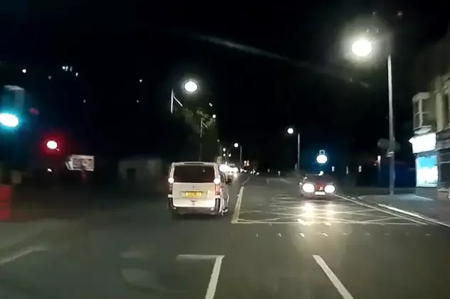 Un taximetrist român din Anglia a trecut prin clipe de groază: i-a fost furată mașina, cu tot cu client înăuntru