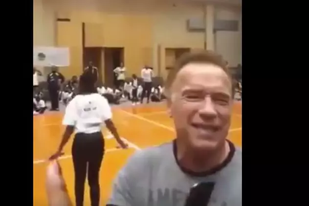VIDEO/ Arnold Schwarzenegger, lovit de un bărbat în timpul unei vizite în Africa de Sud