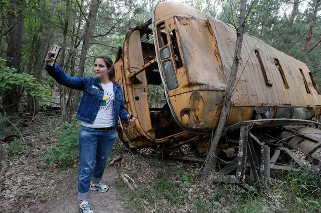 Turiștii au început să dea năvală la Cernobîl după ce au urmărit serialul. Turiștii își fac selfiuri în zona afectată de explozia radioactivă EPA-EFE/SERGEY DOLZHENKO