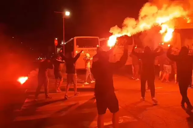 VIDEO | Suporterii dinamoviști au luat cu asalt hotelul lui Negoiță. I-au adus o cruce și au incendiat peluza