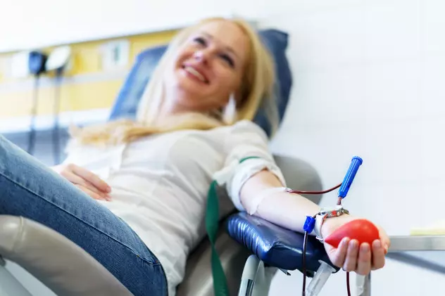 Donare sânge - Femeie care donează sânge