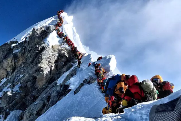 Număr record de alpinişti pe vârful Everest