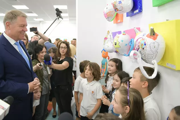 FOTO | Preşedintele Klaus Iohannis a primit cadou o pisică din materiale reciclabile, de la elevii şcolii "Step by Step"