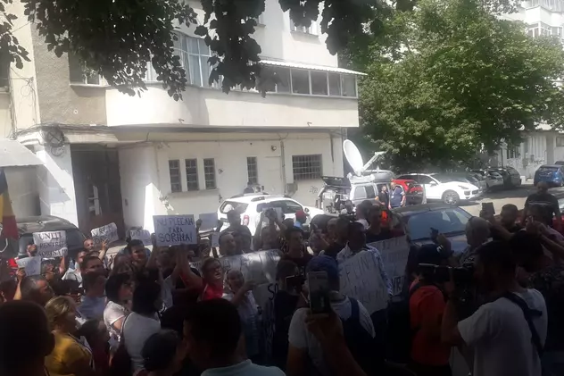 Proteste în Craiova și Baia de Aramă. Oamenii sunt nemulțumiți de modul în care a fost luată Sorina de lângă asistenții maternali / FOTO&VIDEO