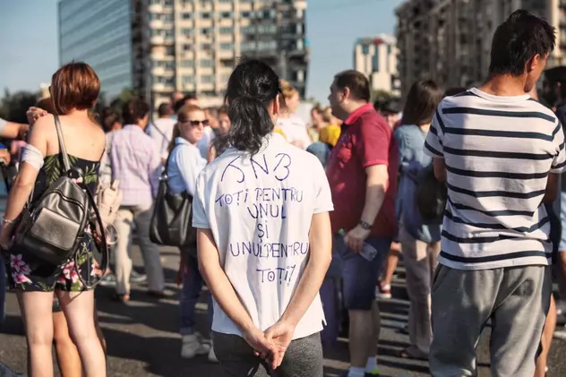 Protest al artiștilor în Piața Victoriei. Sute de oameni condamnă concedierile masive din teatre. Mihai Călin: „Va fi jale din septembrie încolo. Sunt spectacole care nu se pot juca” | FOTO/VIDEO