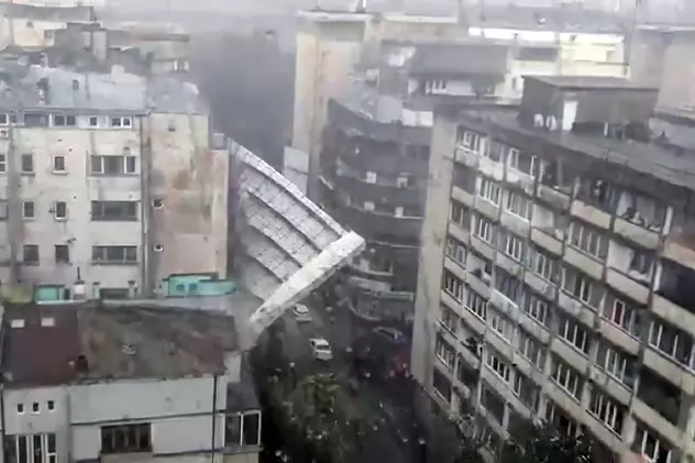 VIDEO/ Momentul în care o schelă se prăbușește pe Știrbei Vodă, din cauza vântului. Pericol și la Universitate, din cauza unei schele desprinse