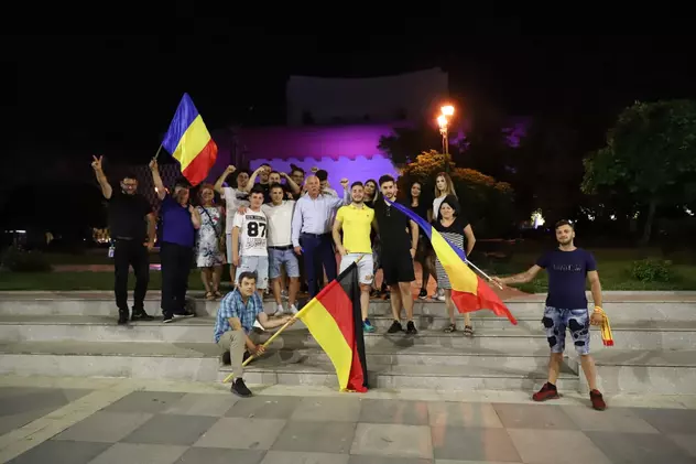 Calificarea României în semifinale sărbătorită în stradă