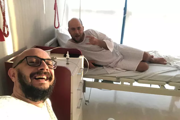 Prezentatorul și regizorul show-ului “Te cunosc de undeva!”, Cosmin Seleși și Cătălin Bugean, pe patul de spital " | FOTO