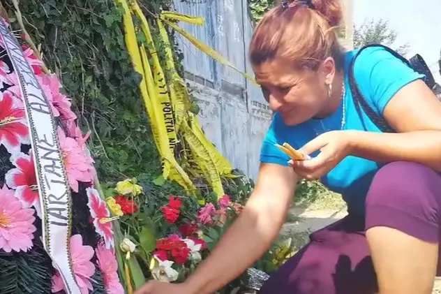 Momentul tulburător în care mama Luizei, fata care a dispărut acum trei luni, aprinde o lumânare lângă casa suspectului Gheorghe Dincă