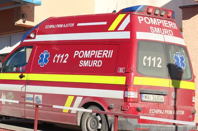 O bătrână de 85 de ani a ars într-un apartament din București, 9 persoane au fost evacuate din cauza fumului. Autospecială SMURD