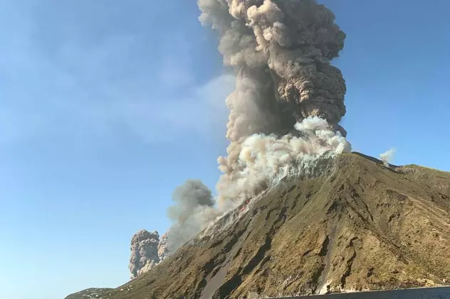 Un turist a murit după erupția vulcanului Stromboli din Italia