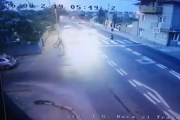 Imagini șocante! Un tânăr a scăpat cu viață miraculos, după ce a fost spulberat de o mașină pe trecerea de pietoni, în Eforie Nord