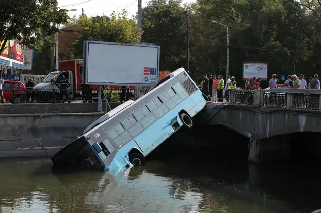 Momentul accidentului în care un autobuz STB a căzut în Dâmbovița, surprins de camerele de supraveghere - VIDEO