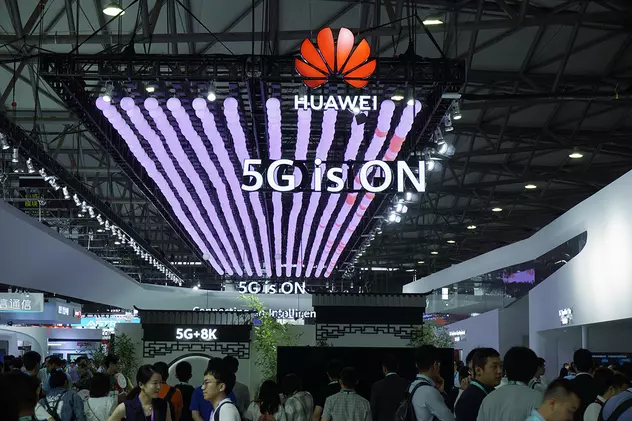 Huawei spune că susține anual economia României cu peste 200 de milioane de euro. Logo-ul Huawei și logo 5G
