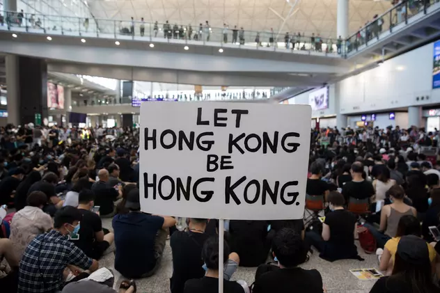 Facebook și Twitter au suspendat mii de conturi din China, care făceau propagandă împotriva protestatarilor din Hong Kong. Protestatari din Hong Kong
