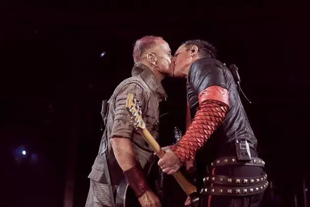 Doi membri ai trupei Rammstein s-au sărutat pe scenă la Moscova