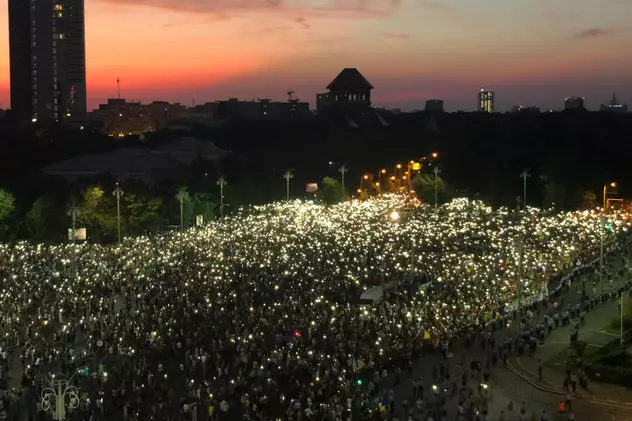 Protest în Piața Victoriei, 10 august 2019. Peste 20.000 de oameni au manifestat în fața Guvernului. Protestatarii au scandat numele Alexandrei la final