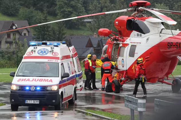 Numeroase echipaje au intervenit pentru a transporta răniții la spital Foto: EPA