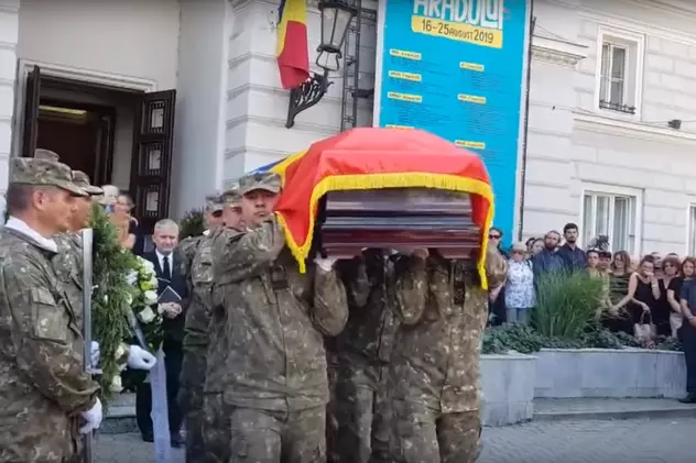 Zsolt Torok a fost înmormântat cu onoruri militare la Arad. Sicriul cu trupul alpinistului, acoperit cu steagul tricolor VIDEO