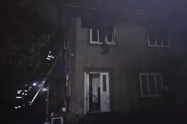 Tragedie în județul Neamț. O mamă și cei doi copii ai ei au ars de vii în casă