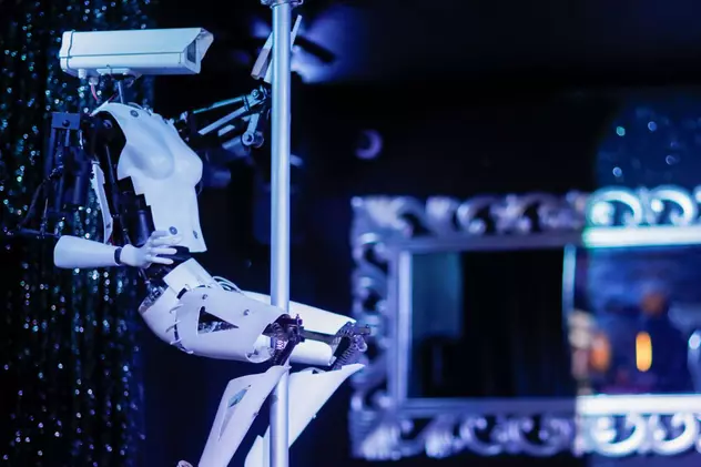 Roboții care dansează la bară, atracția unui club de striptease din Franța