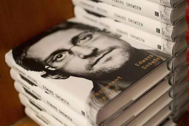 SUA îl dau în judecată pe Edward Snowden pentru noua sa carte, susținând că a încălcat acordurile de confidențialitate