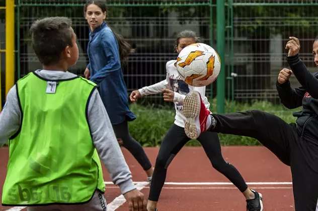 Reportaj UEFA la București: cum ajută fotbalul doi copii romi să reușească în viață. „Suntem la fel, fotbalul este pentru toți oamenii de pe pământ”