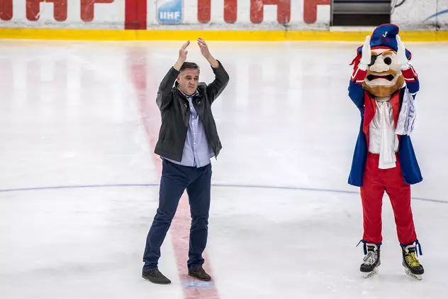 După trei decenii de activitate, s-a retras oficial legendarul portar de hochei pe gheață Radu Viorel. Supranumit Hasek al României